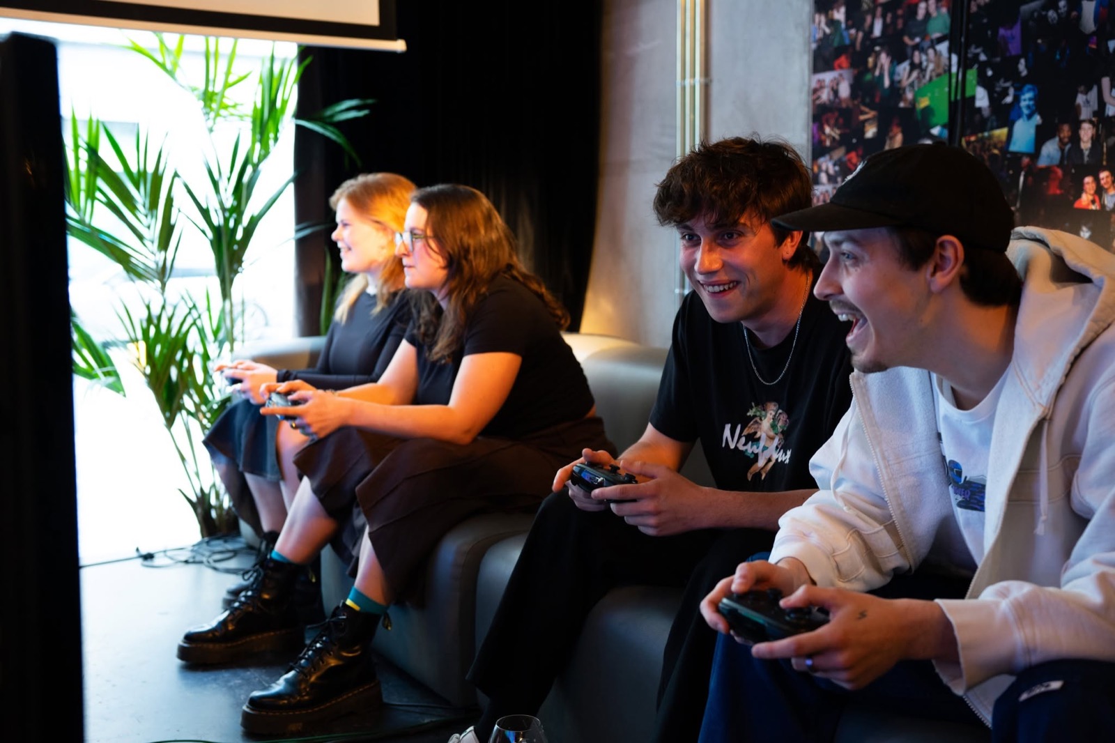 Studenten spelen samen een spel tijdens de BSN x BDO Social Game Night
